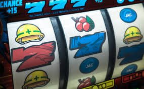 Meja Caribbean Stud Poker langsung dengan dealer profesional di studio valofe