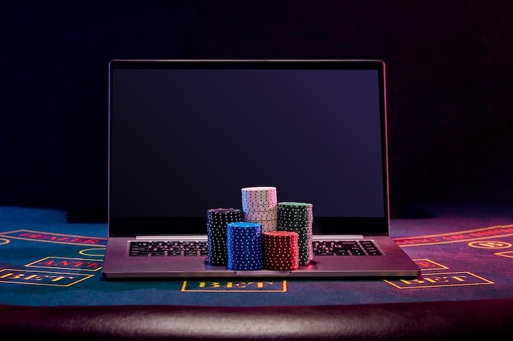 Kartu poker dan chip di meja Caribbean Stud Poker valofe